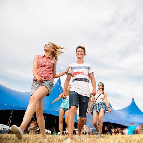 teenagers-at-summer-music-festival-in-front-of-PSUEN3F.jpg Wandelen in stilte